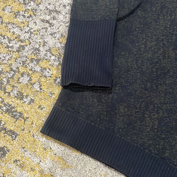 Lululemon Restless 1/4 zip black/army green pull over size 4 - Picture 3 of 11